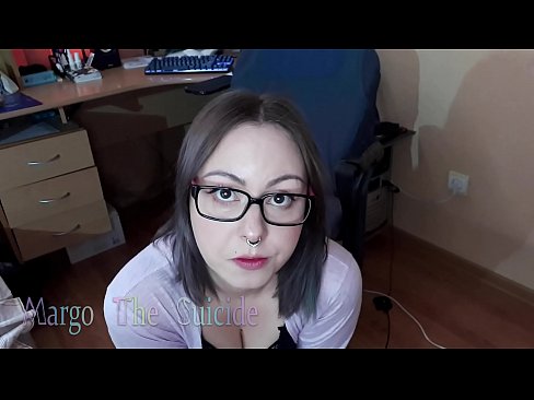 ❤️ Moza sexy con lentes chupa un consolador profundamente ante a cámara ️ Porno en nós ☑